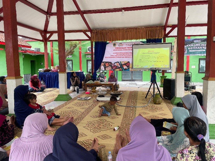 Pemberian materi diversifikasi pangan oleh mahasiswa KKN UNS 112. Foto: KKN UNS 112