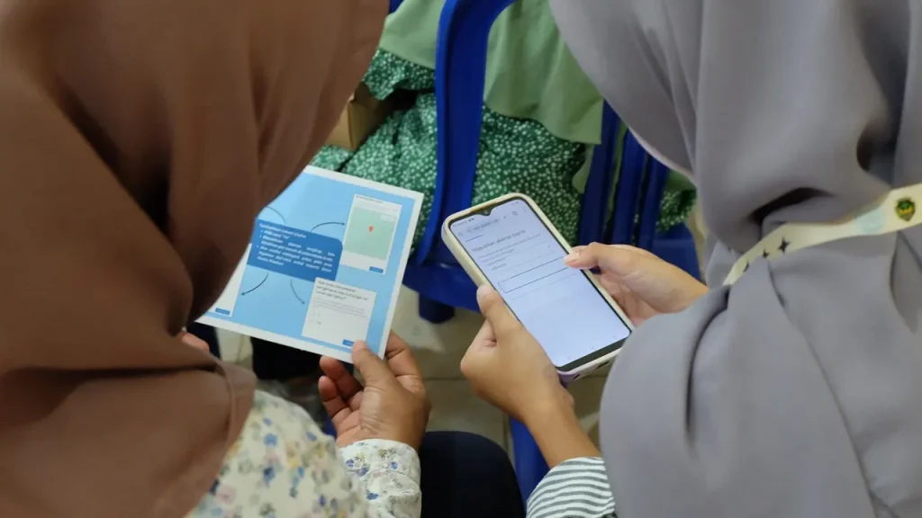 Pendampingan oleh Tim KKN 146 pendaftaran lokasi UMKM di google maps. Foto: KKN 146 UNS