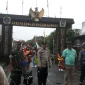 Petugas keamanan bersama Panitia berjaga di gerbang Rowokangkung untuk memastikan karnaval PAUD dalam rangka HUT RI ke-80 berlangsung aman dan tertib. Foto: ist