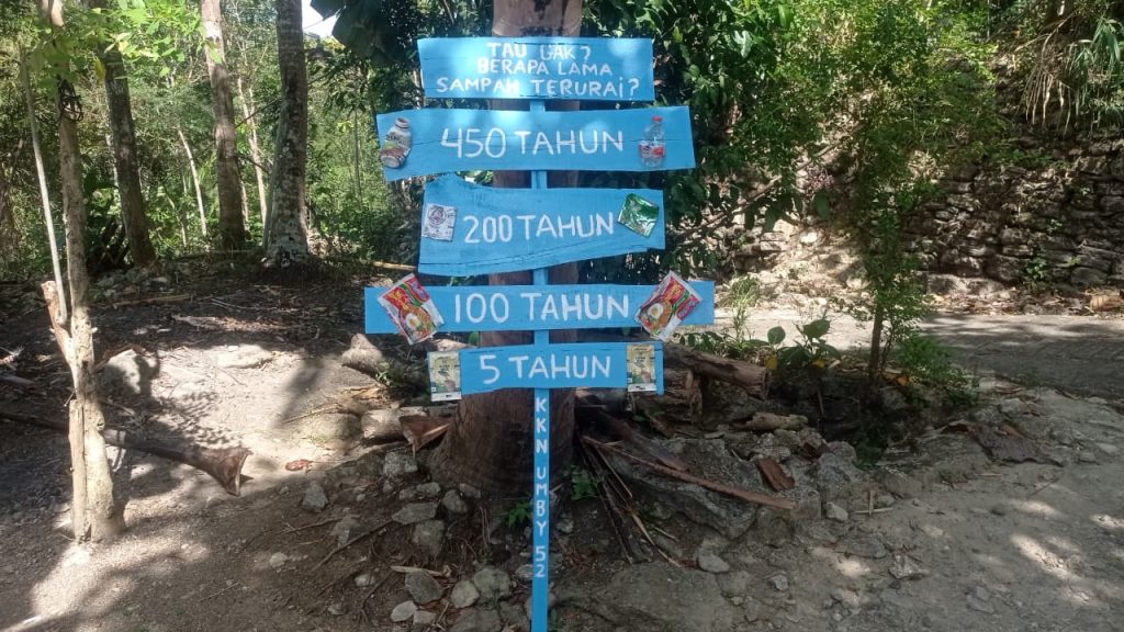 Plang edukasi sampah buatan mahasiswa KKN 52 UMBY di Dusun Badean, Bantul, memuat informasi waktu terurai berbagai jenis sampah untuk meningkatkan kesadaran warga menjaga kebersihan lingkungan. Foto: KKN UMBY 52