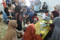 Program Kerja KKN 301 UNS, pembuatan MPASI sederhana dengan ibu-ibu posyandu Desa Musuk. Foto: KKN UNS 301