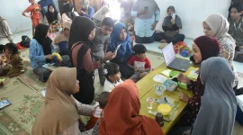 Program Kerja KKN 301 UNS, pembuatan MPASI sederhana dengan ibu-ibu posyandu Desa Musuk. Foto: KKN UNS 301