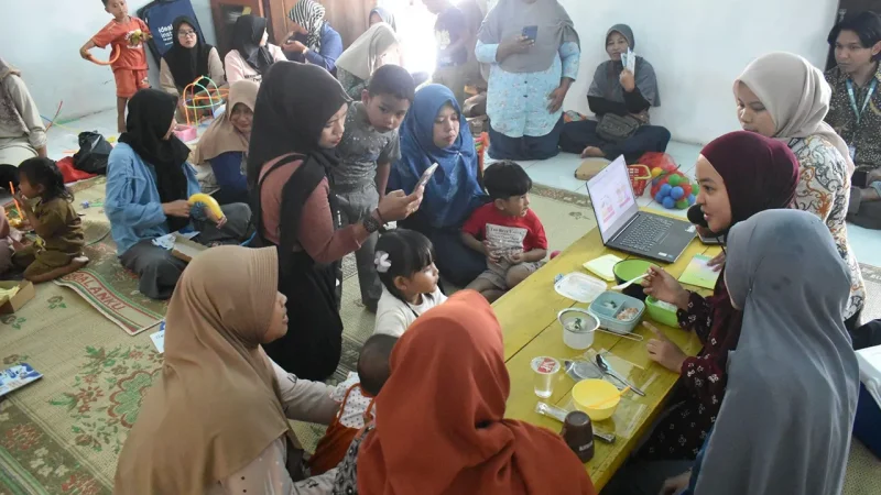 Program Kerja KKN 301 UNS, pembuatan MPASI sederhana dengan ibu-ibu posyandu Desa Musuk. Foto: KKN UNS 301