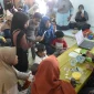 Program Kerja KKN 301 UNS, pembuatan MPASI sederhana dengan ibu-ibu posyandu Desa Musuk. Foto: KKN UNS 301