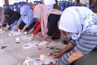 Proses pembuatan ecoprint bersama ibu-ibu PKK Desa Musuk. Foto: KKN UNS 301