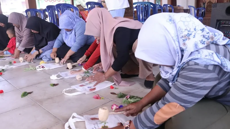 Proses pembuatan ecoprint bersama ibu-ibu PKK Desa Musuk. Foto: KKN UNS 301