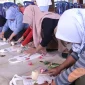 Proses pembuatan ecoprint bersama ibu-ibu PKK Desa Musuk. Foto: KKN UNS 301