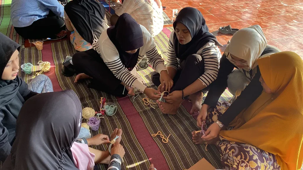 Proses pembuatan kerajinan tali macrame bersama ibu-ibu kader PKK Desa Legokulon. Foto: pribadi