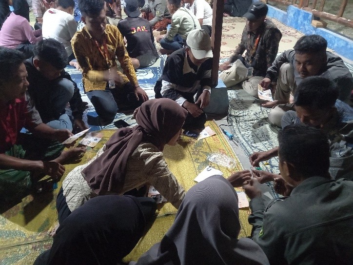 Proses pembuatan sensor pendeteksi api sederhana dipandu oleh Valentina Collins, dan dilanjutkan oleh Isnawi Nurjanah, Miranda dan Dini Febriyanti yang telah dibagi masing-masing kelompok. Foto: KKN Kelompok 65 UNS