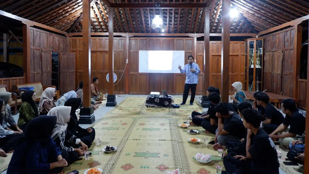 Proses penjelasan dari narasumber, terlihat pemuda dan remaja mendengarkan dengan aktif saat mengikuti sosialisasi literasi digital yang di gelar Mahasiswa KKN-PPM Kelompok 64 UMBY, Rabu (6/8/2025). Foto: Kelompok 64 UMBY