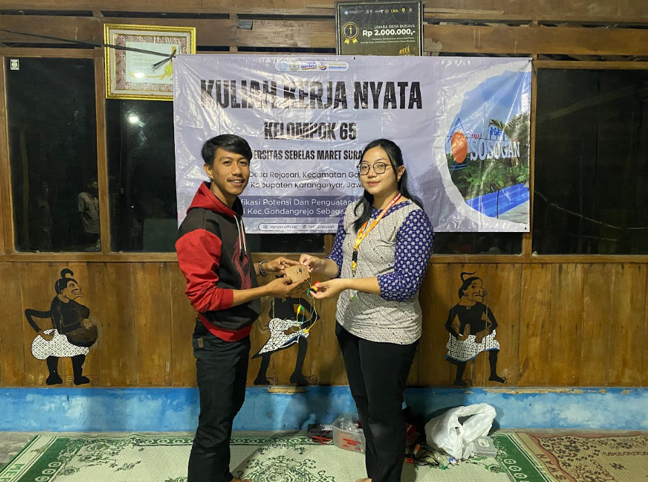 Proses penyerahan alat sensor pendeteksi api sederhana oleh Valentina Collins kepada ketua karangtaruna Lucky Satria. Foto: KKN Kelompok 65 UNS