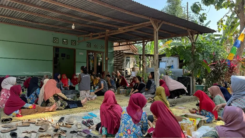 Proses praktik pembuatan sabun cuci piring. Foto: KKN 71 UMBY