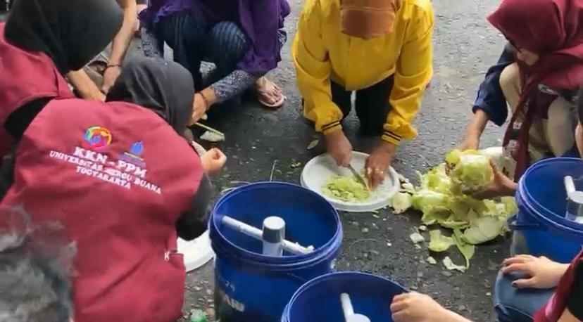 Proses pembuatan POC di Pendopo Dusun Bendo. Foto: KKN-PPM 102 UMBY