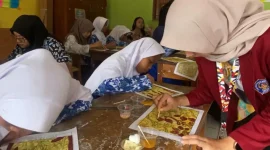 Mahasiswa KKN PPM UNISRI Kelompok 97 membimbing siswa kelas V SD Negeri 1 Sorogaten, Klaten, dalam praktik eksperimen pewarnaan motif batik menggunakan larutan asam dan basa sebagai bagian dari pembelajaran P5 bertema Kearifan Lokal. Foto: pribadi