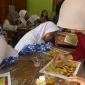 Mahasiswa KKN PPM UNISRI Kelompok 97 membimbing siswa kelas V SD Negeri 1 Sorogaten, Klaten, dalam praktik eksperimen pewarnaan motif batik menggunakan larutan asam dan basa sebagai bagian dari pembelajaran P5 bertema Kearifan Lokal. Foto: pribadi