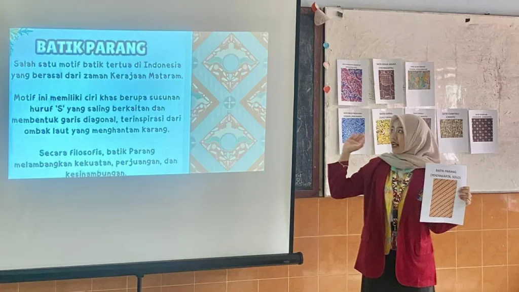 Rofi’ Hani Hangganingtyas saat mengenalkan motif dan asal batik. Foto: pribadi