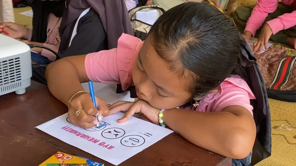 Salah satu anak saat mewarnai sekaligus mengekspresikan perasaan yang ia rasakan. Foto: KKN 44 UMBY