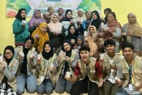 Semangat warga Desa Giriharjo bersama KKN 51 UNS dalam berinovasi melalui pelatihan pembuatan lilin aromaterapi berbahan dasar minyak jelantah. Foto: KKN 51 UNS