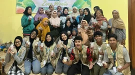 Semangat warga Desa Giriharjo bersama KKN 51 UNS dalam berinovasi melalui pelatihan pembuatan lilin aromaterapi berbahan dasar minyak jelantah. Foto: KKN 51 UNS