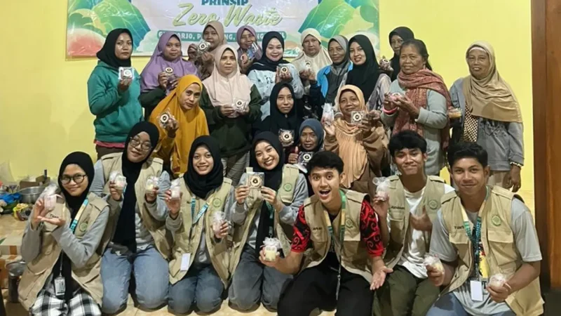 Semangat warga Desa Giriharjo bersama KKN 51 UNS dalam berinovasi melalui pelatihan pembuatan lilin aromaterapi berbahan dasar minyak jelantah. Foto: KKN 51 UNS