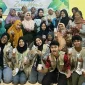 Semangat warga Desa Giriharjo bersama KKN 51 UNS dalam berinovasi melalui pelatihan pembuatan lilin aromaterapi berbahan dasar minyak jelantah. Foto: KKN 51 UNS