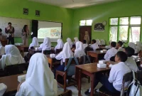 Sesi Pemaparan Materi Ekonomi Kreatif di SMP Negeri 1 Dau. Foto: KKN 217 UNS