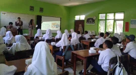 Sesi Pemaparan Materi Ekonomi Kreatif di SMP Negeri 1 Dau. Foto: KKN 217 UNS