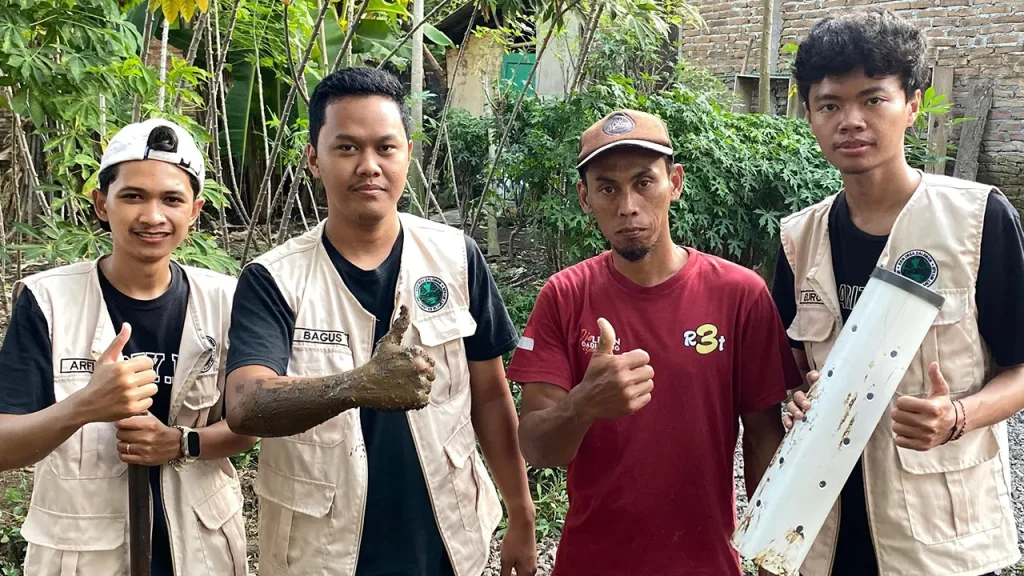 Dokumentasi bersama setelah pelaksanaan Sosialisasi dan Instalasi Lubang Resapan Biopori pada (1/8/2025) di rumah-rumah warga. Foto: pribadi