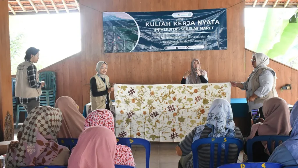 Sosialisasi dari Eunique Kamala Art sebelum proses pembuatan ecoprint. Foto: KKN UNS 301