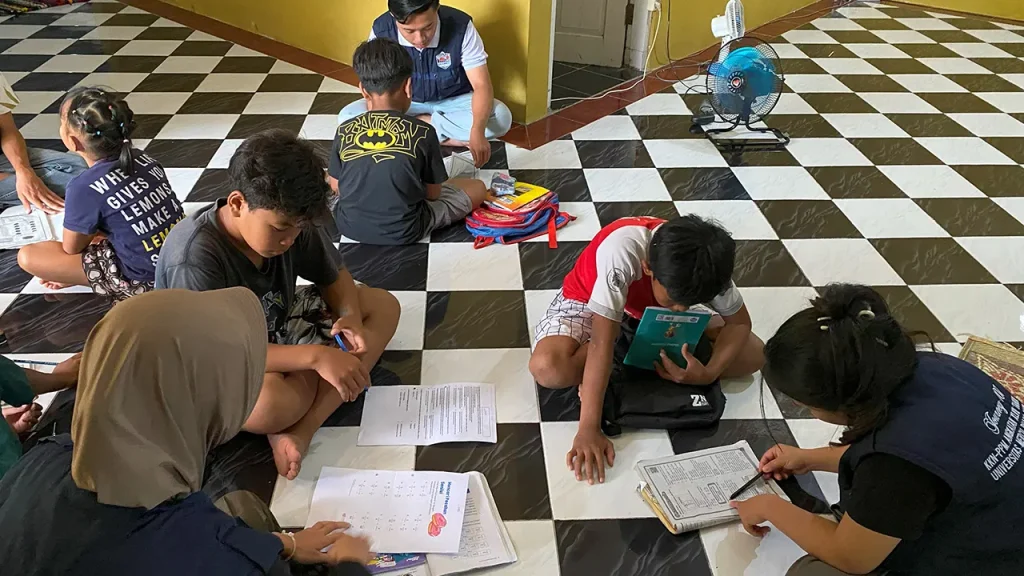 Suasana collaborative learning antara siswa SD dan SMP dalam membahas materi dengan pendampingan mahasiswa KKN UMBY Kelompok 107. Foto: KKN UMBY Kelompok 107