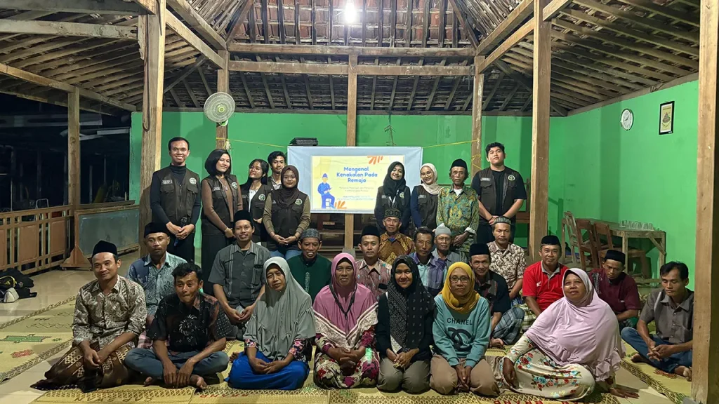 Suasana hangat kebersamaan mahasiswa KKN-PPM UMBY dan masyarakat Kajor Kulon seusai kegiatan psikoedukasi tentang kenakalan remaja. Foto: KKN-PPM UMBY Kelompok 75