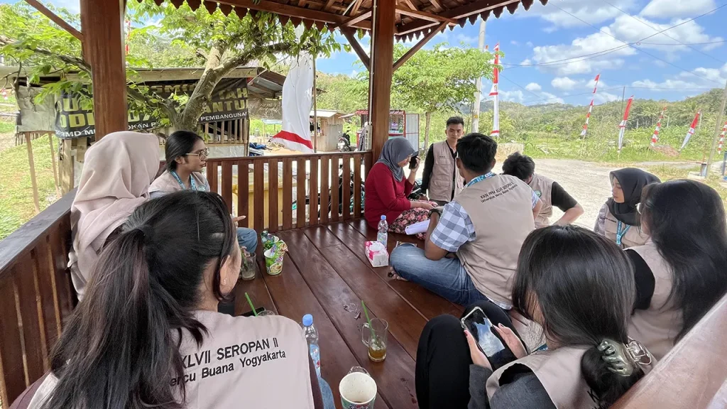 Suasana hangat pendampingan UMKM Aneka Keripik Mbok Wi oleh mahasiswa KKN-PPM UMBY. Diskusi membahas strategi pemasaran, pengemasan, dan pemanfaatan platform digital untuk promosi produk. Foto: KKN UMBY 34
