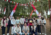Tim KKN 217 UNS Surakarta bersama pengelola wisata Kebun Rojo Camp, Desa Gadingkulon, Kecamatan Dau, Kabupaten Malang, berfoto bersama. Foto: KKN 217 UNS