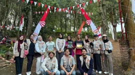 Tim KKN 217 UNS Surakarta bersama pengelola wisata Kebun Rojo Camp, Desa Gadingkulon, Kecamatan Dau, Kabupaten Malang, berfoto bersama. Foto: KKN 217 UNS