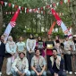 Tim KKN 217 UNS Surakarta bersama pengelola wisata Kebun Rojo Camp, Desa Gadingkulon, Kecamatan Dau, Kabupaten Malang, berfoto bersama. Foto: KKN 217 UNS