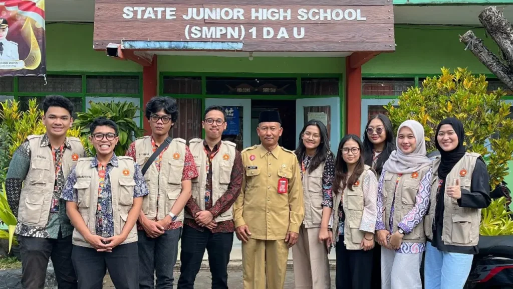 Tim KKN 217 UNS berfoto bersama Kepala Sekolah SMPN 1 Dau di Desa Tegalweru, Kecamatan Dau, Kabupaten Malang. Foto: KKN 217 UNS