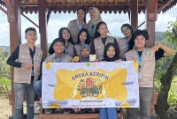 Tim KKN-PPM UMBY Seropan II berfoto bersama Mbok Wi, pemilik UMKM Aneka Keripik, sebagai bentuk dukungan dan promosi produk lokal yang siap bersaing di pasar digital. Foto: KKN UMBY 34