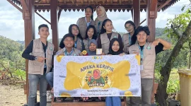 Tim KKN-PPM UMBY Seropan II berfoto bersama Mbok Wi, pemilik UMKM Aneka Keripik, sebagai bentuk dukungan dan promosi produk lokal yang siap bersaing di pasar digital. Foto: KKN UMBY 34