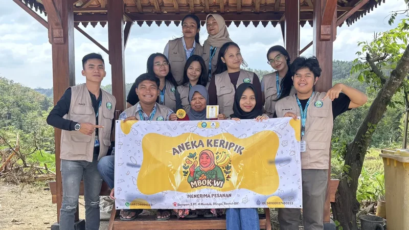 Tim KKN-PPM UMBY Seropan II berfoto bersama Mbok Wi, pemilik UMKM Aneka Keripik, sebagai bentuk dukungan dan promosi produk lokal yang siap bersaing di pasar digital. Foto: KKN UMBY 34