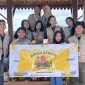 Tim KKN-PPM UMBY Seropan II berfoto bersama Mbok Wi, pemilik UMKM Aneka Keripik, sebagai bentuk dukungan dan promosi produk lokal yang siap bersaing di pasar digital. Foto: KKN UMBY 34