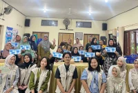 Tim KKN UNS 146 foto Bersama pelaku UMKM desa Jiwan setelah melaksanakan sosialisasi foto produk dan pendaftaran google maps. Foto: KKN 146 UNS