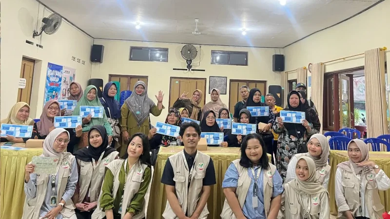 Tim KKN UNS 146 foto Bersama pelaku UMKM desa Jiwan setelah melaksanakan sosialisasi foto produk dan pendaftaran google maps. Foto: KKN 146 UNS