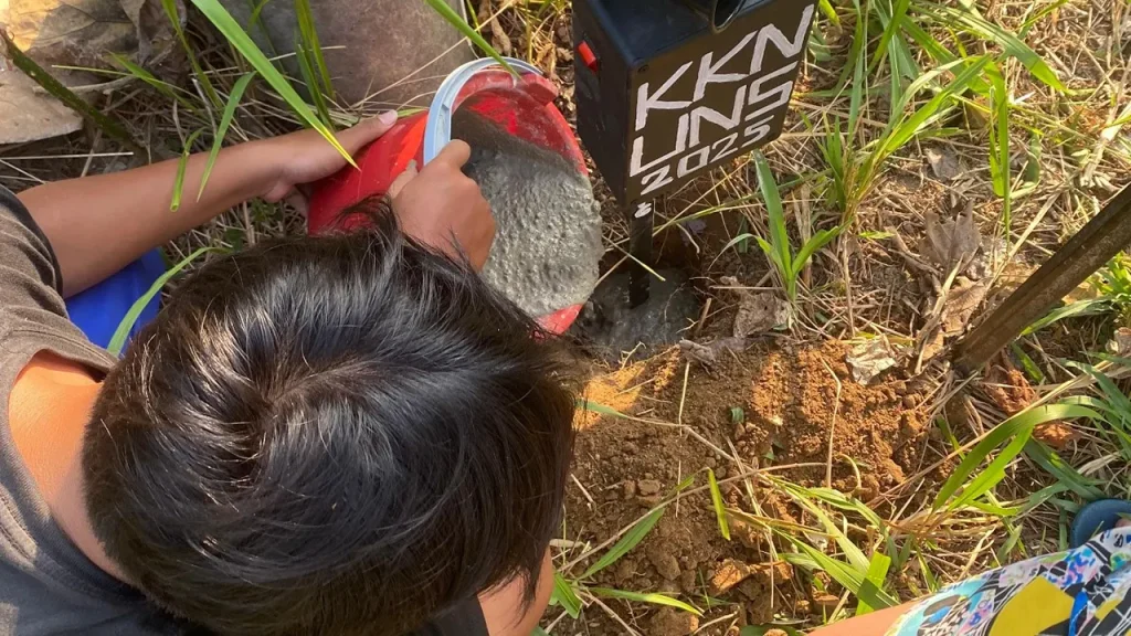 Tim KKN UNS saat melaksanakan pemasangan EWS longsor di Dukuh Babar Kidul pada Minggu, (17/8/2025). Foto: pribadi