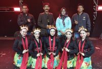 Kepala Desa Rowokangkung, Totok Haryanto, didampingi istri serta jajaran perangkat desa berfoto bersama para penari usai penampilan seni tari pada Festival Budaya Tradisional se-Kecamatan Rowokangkung, Sabtu 30 Agustus 2025. Foto: KIM Desa Rowokangkung