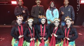 Kepala Desa Rowokangkung, Totok Haryanto, didampingi istri serta jajaran perangkat desa berfoto bersama para penari usai penampilan seni tari pada Festival Budaya Tradisional se-Kecamatan Rowokangkung, Sabtu 30 Agustus 2025. Foto: KIM Desa Rowokangkung