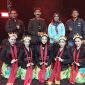 Kepala Desa Rowokangkung, Totok Haryanto, didampingi istri serta jajaran perangkat desa berfoto bersama para penari usai penampilan seni tari pada Festival Budaya Tradisional se-Kecamatan Rowokangkung, Sabtu 30 Agustus 2025. Foto: KIM Desa Rowokangkung