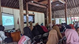 Peserta antusias mengikuti paparan mengenai pentingnya literasi keluarga sebagai upaya membangun generasi cerdas dan sehat dalam sosialisasi percepatan penurunan stunting di Desa Sumberejo. Foto: KKN 349 UNS