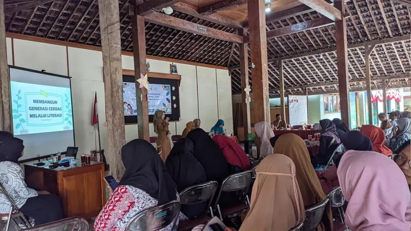Peserta antusias mengikuti paparan mengenai pentingnya literasi keluarga sebagai upaya membangun generasi cerdas dan sehat dalam sosialisasi percepatan penurunan stunting di Desa Sumberejo. Foto: KKN 349 UNS