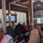 Peserta antusias mengikuti paparan mengenai pentingnya literasi keluarga sebagai upaya membangun generasi cerdas dan sehat dalam sosialisasi percepatan penurunan stunting di Desa Sumberejo. Foto: KKN 349 UNS