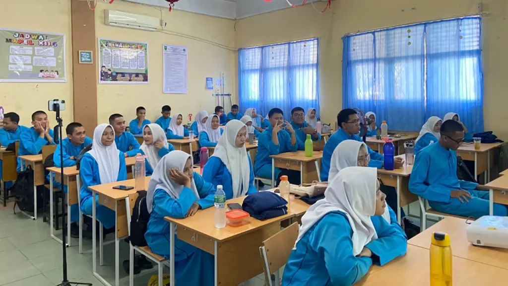Tim PKM-PM Universitas Abdurrab berpose bersama usai melaksanakan kegiatan Edukosme: Edukasi Kosmetika Aman dan Halal di SMAN 8 Pekanbaru, Jumat (22/8/2025). Foto: pribadi